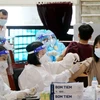 Lực lượng y tế tiêm vaccine cho người dân thành phố Việt Trì tại điểm tiêm nhà thi đấu thể dục thể thao tỉnh Phú Thọ. 