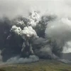 Núi lửa Aso ở phía Tây Nam Nhật Bản phun cột tro bụi ngày 20/10. (Ảnh: AFP/TTXVN)