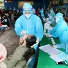 Nhân viên y tế lấy mẫu xét nghiệm sang lọc cho người dân phường Gia Cẩm, thành phố Việt Trì. (Ảnh: Trung Kiên/TTXVN)