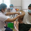 Tiêm vaccine COVID-19 cho người dân Nghệ An. (Ảnh: Bích Huệ/TTXVN)