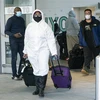 Hành khách đeo khẩu trang phòng lây nhiễm COVID-19 tại sân bay quốc tế JFK ở New York, Mỹ, ngày 22/12/2020. (Ảnh: AFP/TTXVN)