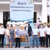 Ông Nguyễn Đăng Hùng, Tổng Lãnh sự Việt Nam tại Luang Prabang trao số tiền hỗ trợ thành phố Luang Prabang, tỉnh Luang Prabang, Lào phòng, chống dịch bệnh COVID-19. (Ảnh: TTXVN phát)