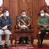 Đại sứ Việt Nam tại Indonesia Phạm Vinh Quang trao đổi và làm việc với Thống đốc Bali Wayan Koster. (Ảnh: TTXVN phát)