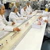 Công nhân làm việc trong dây chuyền sản xuất vaccine tại cơ sở của Tập đoàn y tế Australia CSL ở Melbourne. (Ảnh: AFP/TTXVN)