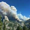 Khói bốc lên từ đám cháy rừng tại Công viên quốc gia Yosemite, California, Mỹ, ngày 10/9/2014. (Ảnh: AFP/ TTXVN)