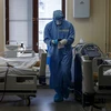 Điều trị cho bệnh nhân nhiễm COVID-19 tại bệnh viện ở Moskva, Nga, ngày 20/10/2021. (Ảnh: AFP/TTXVN)