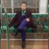 Thanh niên mặc đồ Joker tấn công tàu điện ngầm rồi bình thản hút thuốc