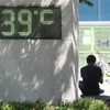 Bảng điện tử thông báo nhiệt độ tại thủ đô Seoul, Hàn Quốc ngày 22/7/2021. (Ảnh: YONHAP/TTXVN)