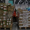 Nhân viên kiểm hàng để giao cho khách hàng tại trung tâm dịch vụ của Alibaba ở Vô Tích, tỉnh Giang Tô, Trung Quốc, ngày 6/11/2020. (Ảnh: AFP/ TTXVN)