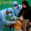 Nhân viên y tế tiêm vaccine ngừa COVID-19 cho một em nhỏ tại Phnom Penh, Campuchia ngày 17/9. (Ảnh: AFP/TTXVN)
