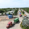 Xe container vận chuyển hàng hóa xuất khẩu tại Cửa khẩu Quốc tế Bình Hiệp. (Ảnh: Thanh Bình/TTXVN)