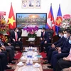 Ông Trần Phước Anh chúc mừng cán bộ, nhân viên Tổng lãnh sự quán Campuchia tại Thành phố Hồ Chí Minh. (Ảnh: Xuân Khu/TTXVN)