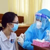 Học sinh trường THPT chuyên Phan Ngọc Hiển (phường 1, thành phố Cà Mau) tiêm vaccine phòng COVID-19. (Ảnh: Huỳnh Anh/TTXVN)