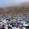 Một núi quần áo bị vứt bỏ tại sa mạc Atacama. (Nguồn: rte.ie)