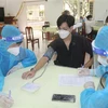 Khám sàng lọc trước khi tiêm vaccine cho sinh viên tại điểm tiêm Trường Đại học Trà Vinh. (Ảnh: Thanh Hòa/TTXVN)