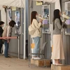 Nhân viên y tế lấy mẫu xét nghiệm COVID-19 cho người dân tại Seoul, Hàn Quốc, ngày 6/11. (Ảnh: Yonhap/TTXVN)
