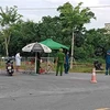 Lực lượng chức năng lập các chốt ở xã Thạch Trung. (Ảnh: TTXVN)