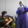 Nhân viên y tế tiêm vaccine phòng COVID-19 cho người dân tại Cairo, Ai Cập, ngày 4/3. (Ảnh: AFP/ TTXVN)
