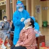 Trung tâm y tế huyện Yên Thế tiến hành lấy mẫu xét nghiệm COVID-19 cho học sinh Trường Trung học Cơ sở Hương Vĩ (Yên Thế). (Ảnh: TTXVN)