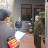 Tổ COVID cộng đồng đến từng nhà để rà soát biến động dân cư, tuyên truyền để nhân dân nâng cao trách nhiệm phòng, chống dịch COVID-19 tại Quảng Ninh. (Ảnh: Thanh Vân/TTXVN)
