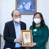 Chủ tịch nước Nguyễn Xuân Phúc thăm tặng quà cho thạc sỹ nhà giáo Triệu Thị Huệ, sinh năm 1965, sống tại phường 15, Quận 5, TP Hồ Chí Minh. (Ảnh: Thống Nhất/TTXVN)
