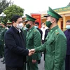 Thủ tướng Phạm Minh Chính thăm cán bộ, chiến sỹ Đồn Biên phòng Đàm Thủy. (Ảnh: Dương Giang/TTXVN)