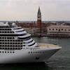 Tàu du lịch rời Venice, Italy, ngày 5/6/2021. (Ảnh: AFP/TTXVN)