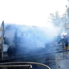 Lực lượng cứu hỏa dập lửa xe buýt chở các quân nhân Syria bị đánh bom ở Damascus, ngày 20/10. (Ảnh minh họa: AFP/TTXVN)