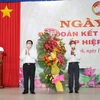 Trưởng Ban Tuyên giáo Trung ương Nguyễn Trọng Nghĩa tặng hoa chúc mừng ngày hội. (Ảnh: Lê Đức Hoảnh/TTXVN)