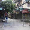 Hàng rào được dựng đầu ngõ 8, đường Lê Quang Đạo (Phú Đô, Nam Từ Liêm). (Ảnh: Tuấn Đức/TTXVN)