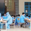 Học sinh được khám sàng lọc trước khi tiêm vaccine phòng COVID-19 tại điểm tiêm Trường THCS Lý Tự Trọng, thành phố Trà Vinh. (Ảnh minh họa: Thanh Hòa/TTXVN)