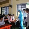 Lực lượng y tế truy vết F1, F2 tại các trường học ở Hà Tĩnh. (Ảnh: Công Tường/TTXVN)