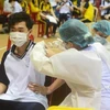 Tiêm vaccine phòng COVID-19 (Pfizer) mũi 1 cho học sinh lớp 8,9 tại Cung thể Thao Tiên Sơn ngày 20/11. (Ảnh: Văn Dũng/TTXVN)