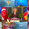 Thủ tướng Singapore Lý Hiển Long (giữa) tham dự Hội nghị cấp cao ASEAN theo hình thức trực tuyến, ngày 26/10. (Ảnh: AFP/TTXVN)