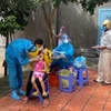 Nhân viên y tế xét nghiệm COVID-19 cho người dân xã Long Sơn, thành phố Vũng Tàu, nơi đang bùng phát ổ dịch mới của tỉnh. (Ảnh: Hoàng Nhị/TTXVN)