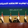 Tổng Tư lệnh quân đội Sudan Abdel Fattah al-Burhan (giữa) và Thủ tướng Abdalla Hamdok (phải) tại lễ ký thỏa thuận khôi phục quá trình chuyển tiếp dân sự, ở Khartoum, ngày 21/11. (Ảnh: THX/TTXVN)