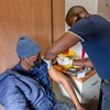 Nhân viên y tế tiêm vaccine phòng COVID-19 cho người dân tại Nam Phi, ngày 8/10. (Ảnh: THX/TTXVN)