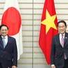 Thủ tướng Phạm Minh Chính và Thủ tướng Nhật Bản Kishida Fumio chụp ảnh chung. (Ảnh: Dương Giang/TTXVN)
