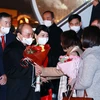 Chủ tịch nước Nguyễn Xuân Phúc và Phu nhân đến Sân bay quốc tế Geneva. (Ảnh: Thống Nhất/TTXVN)