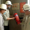 Tập huấn hướng dẫn công nhân sử dụng bình bọt khi có sự cố tại Công ty Cổ phần DAP số 2. (Ảnh minh họa: Quốc Khánh/TTXVN)