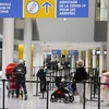 Hành khách tại sân bay quốc tế Toronto Pearson ở Ontario, Canada ngày 28/11. (Ảnh: THX/TTXVN)