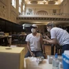 Nhân viên y tế tiêm vaccine phòng COVID-19 cho người dân tại Rio de Janeiro, Brazil. (Ảnh: AFP/ TTXVN)