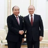 Tổng thống Nga Vladimir Putin đón Chủ tịch nước Nguyễn Xuân Phúc. (Ảnh: TTXVN)