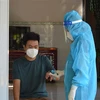 Cán bộ Trạm Y tế xã Bình Thành, huyện Thanh Bình, tỉnh Đồng Tháp đến kiểm tra sức khỏe, đo chỉ số SpO2 cho bệnh nhân COVID-19 đang theo dõi, điều trị tại nhà. (Ảnh: Nhựt An/TTXVN)