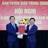 Ông Nguyễn Trọng Nghĩa, Bí thư Trung ương Đảng, Trưởng Ban Tuyên giáo Trung ương trao Quyết định bổ nhiệm Phó trưởng Ban Tuyên giáo Trung ương cho ông Trần Thanh Lâm. (Ảnh: Phương Hoa/TTXVN)