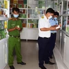 Đoàn kiểm tra liên ngành tỉnh Bạc Liêu kiểm tra tại cơ sở kinh doanh dược phẩm trên địa bàn tỉnh. (Ảnh minh họa: Chanh Đa/TTXVN)