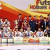 Đại diện Ban tổ chức trao Cup vô địch Quốc gia futsal HDBank năm 2021 cho đội bóng Thái Sơn Nam. (Ảnh: Thanh Vũ/TTXVN)