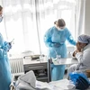 Nhân viên y tế điều trị cho bệnh nhân COVID-19 tại bệnh viện ở Copenhagen, Đan Mạch. (Ảnh: AFP/TTXVN)