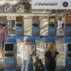 Hành khách đeo khẩu trang phòng dịch COVID-19 tại sân bay Helsinki, Phần Lan, ngày 21/6. (Ảnh: THX/ TTXVN)