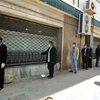 Người dân xếp hàng trước một ngân hàng ở Tripoli, Libya. (Ảnh: AFP/TTXVN)